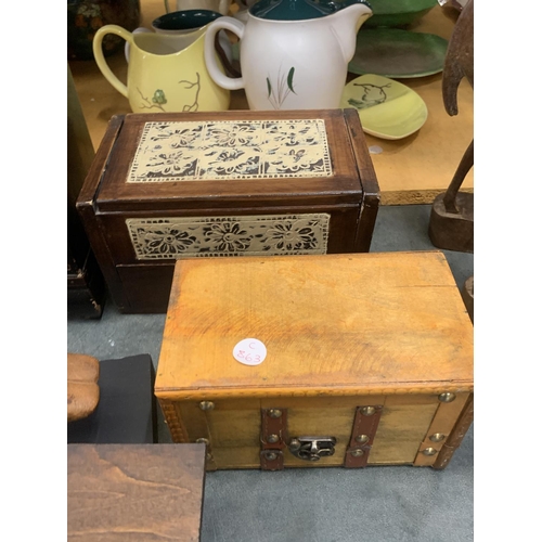 420 - A QUANTITY OF TREEN ITEMS TO INCLUDE A JAPANESE LACQUER JEWELLERY CABINET, VICTORIAN INK BOX, BOXES,... 