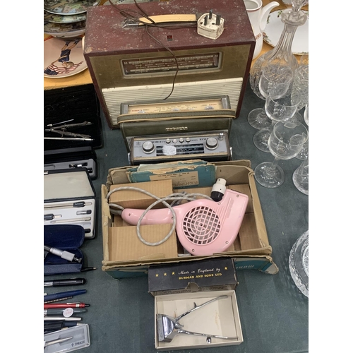 422 - A MIXED VINTAGE LOT TO INCLUDE THREE RADIOS, A BOXED MORPHY-RICHARDS PINK HAIRDRYER AND A BOXED BURM... 