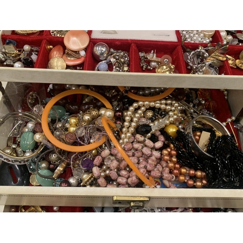 425 - A LARGE QUANTITY OF COSTUME JEWELLERY TO INCLUDE PEARLS, NECKLACES, BEADS, EARRINGS, BANGLES, ETC IN... 