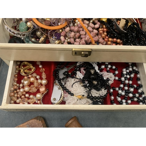 425 - A LARGE QUANTITY OF COSTUME JEWELLERY TO INCLUDE PEARLS, NECKLACES, BEADS, EARRINGS, BANGLES, ETC IN... 