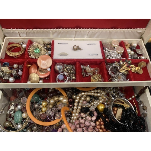 425 - A LARGE QUANTITY OF COSTUME JEWELLERY TO INCLUDE PEARLS, NECKLACES, BEADS, EARRINGS, BANGLES, ETC IN... 