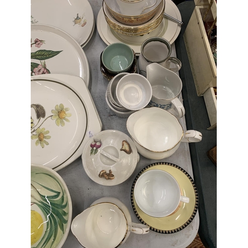 443 - A QUANTITY OF CERAMIC ITEMS TO INCLUDE A LARGE PORTMEIRION 'POMONA' PLATE, A HAND PAINTED BOWL, CHIN... 