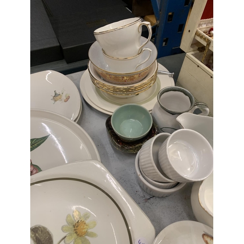 443 - A QUANTITY OF CERAMIC ITEMS TO INCLUDE A LARGE PORTMEIRION 'POMONA' PLATE, A HAND PAINTED BOWL, CHIN... 