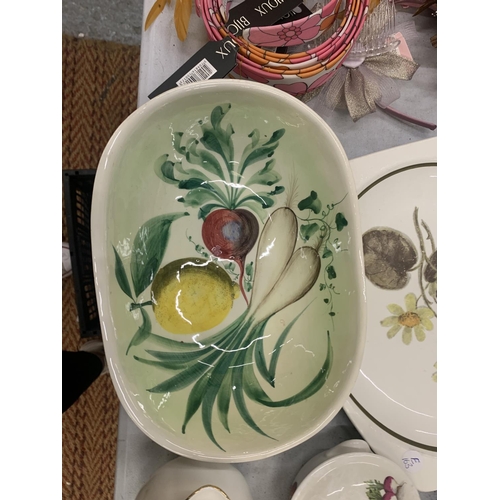 443 - A QUANTITY OF CERAMIC ITEMS TO INCLUDE A LARGE PORTMEIRION 'POMONA' PLATE, A HAND PAINTED BOWL, CHIN... 