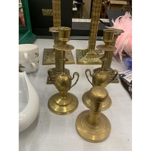 445 - A QUANTITY OF BRASSWARE TO INCLUDE A PAIR OF HEAVY CANDLESTICKS WITH EMBOSSED DECORATION, A PAIR OF ... 