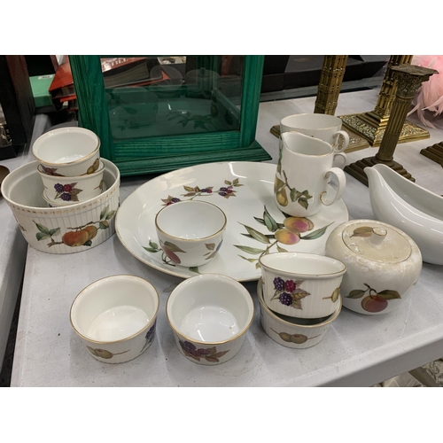 447 - A QUANTITY OF ROYAL WORCESTER 'EVESHAM' TABLE WARE TO INCLUDE A SERVING PLATE, RAMEKINS, CUPS, A JUG... 