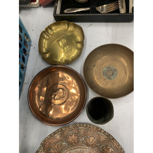 449 - A COLLECTION OF BRASS AND COPPER TRENCH ART TO INCLUDE WALL PLAQUES FOR GREEN HOWARDS AND THE ROYAL ... 