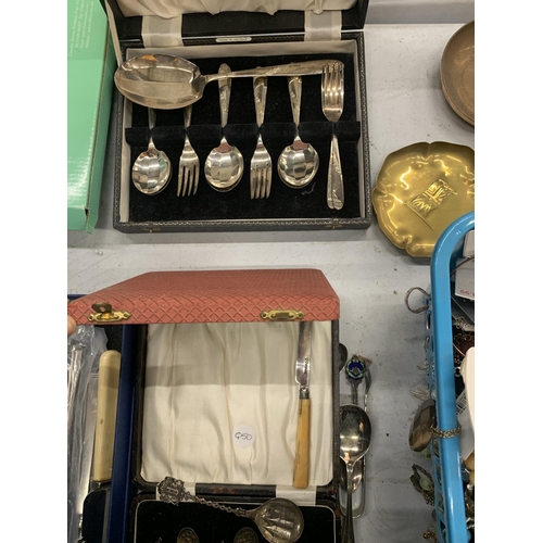 453 - A QUANTITY OF BOXED VINTAGE FLATWARE TO INCLUDE A SET OF ASIAN SPOONS WITH DESIGN TO THE BOWLS AND H... 