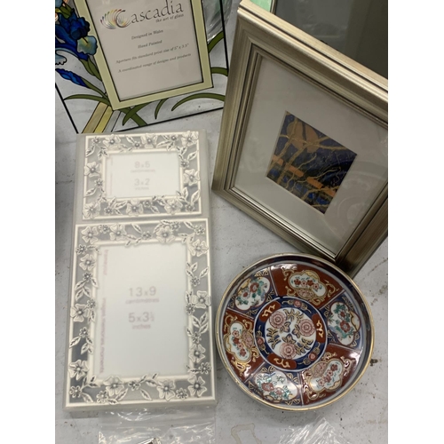 456 - A 'ROCKINGHAM CRYSTAL' HEAVY DECANTER IN BOX, PHOTO FRAMES PLUS AN IMARI BOWL