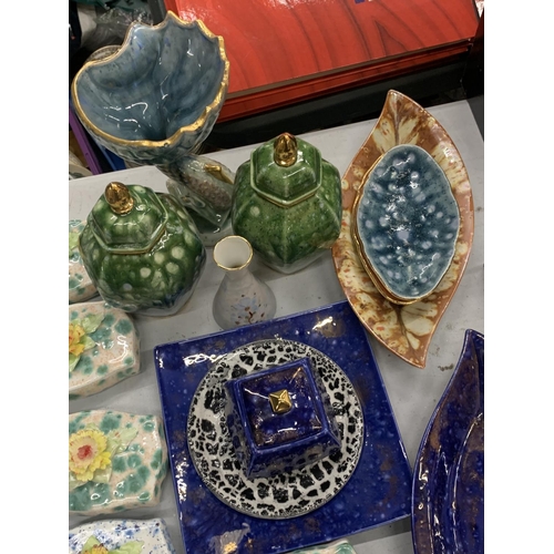 457 - A QUANTITY OF CERAMIC ITEMS TO INCLUDE NINE LIMITED EDITION TRINKET BOXES WITH FLORAL DECORATION, ST... 