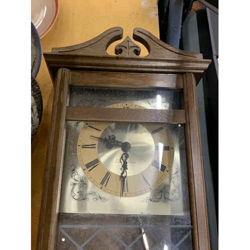 460 - A VINTAGE STYLE MAHOGANY WALL CLOCK WITH PENDULUM