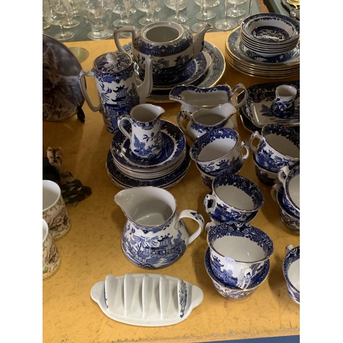 469 - A LARGE PART BURLEIGHWARE 'WILLOW PATTERN' DINNER SERVICE TO INCLUDE VARIOUS SIZES OF PLATES, BOWLS,... 