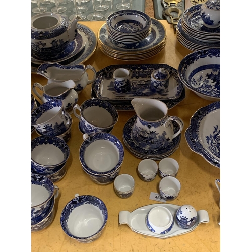 469 - A LARGE PART BURLEIGHWARE 'WILLOW PATTERN' DINNER SERVICE TO INCLUDE VARIOUS SIZES OF PLATES, BOWLS,... 