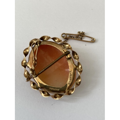 633 - A CAMEO BROOCH IN A 9 CARAT GOLD MOUNT