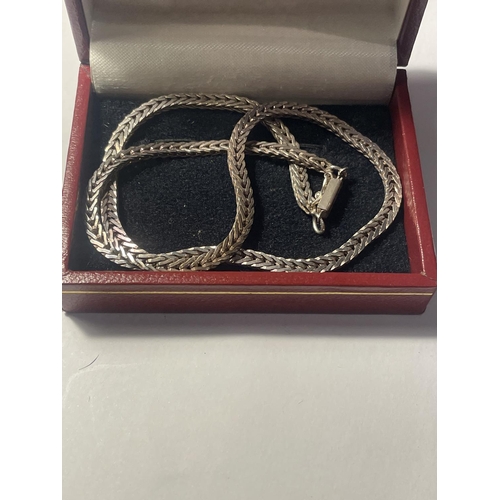 645A - A SILVER NECKLACE IN A PRESENTATION BOX