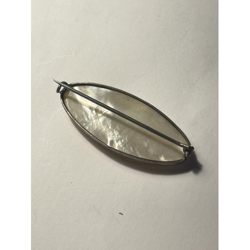 650A - A MOTHER OF PEARL BROOCH