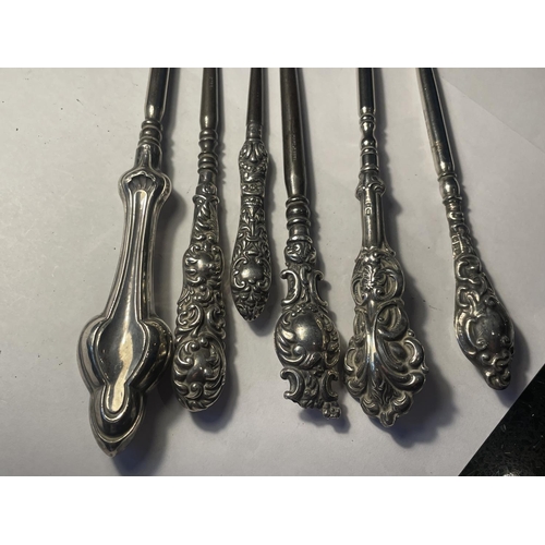 664 - SEVEN HALLMARKED SILVER ITEMS TO INCLUDE FIVE BIRMINGHAM BUTTON HOOKS, A CHESTER BUTTON HOOL AND A B... 