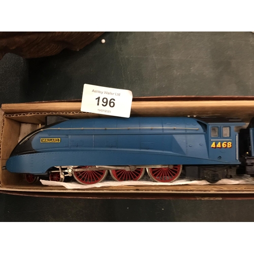 196 - A OO GUAGE BOXED MODEL TRAIN OF THE MALLARD AND TENDER