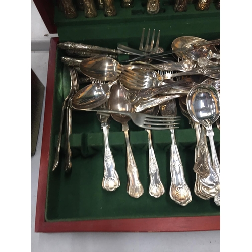 221 - A BOXED ARTHUR PRICE OF ENGLAND BY APPOINTMENT TO HM QUEEN ELIZABETH II CUTLERY SET (SHEFFIELD)