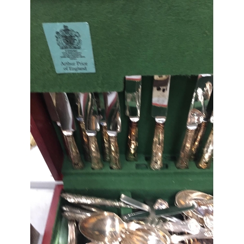 221 - A BOXED ARTHUR PRICE OF ENGLAND BY APPOINTMENT TO HM QUEEN ELIZABETH II CUTLERY SET (SHEFFIELD)