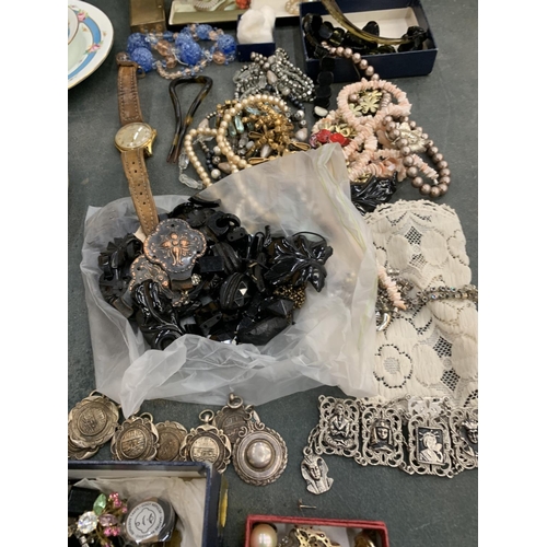 242 - VARIOUS ITEMS OF COSTUME JEWELLERY