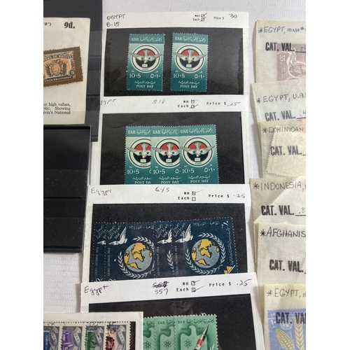 356 - A MIXED LOT OF STAMPS TO INCLUDE EGYPT, POLAND INDONESIA, AFGHANISTAN, RUSSIA, MAURITANIA ETC MANY M... 