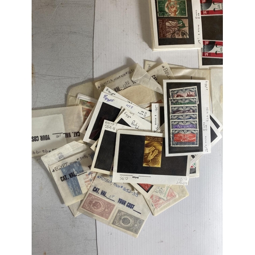 356 - A MIXED LOT OF STAMPS TO INCLUDE EGYPT, POLAND INDONESIA, AFGHANISTAN, RUSSIA, MAURITANIA ETC MANY M... 