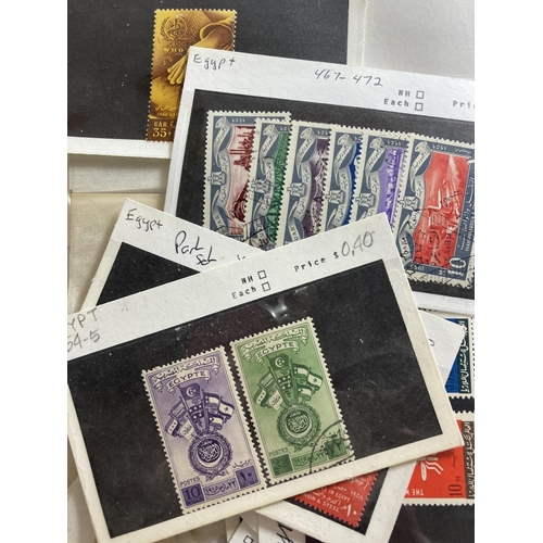 356 - A MIXED LOT OF STAMPS TO INCLUDE EGYPT, POLAND INDONESIA, AFGHANISTAN, RUSSIA, MAURITANIA ETC MANY M... 