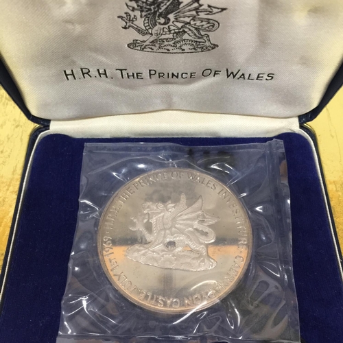 376 - UK , 1969 INVESTITURE OF PRINCE CHARLES , 2 X LARGE SILVER MEDALS , EACH WEIGHS 2.27 OUNCES . EACH I... 