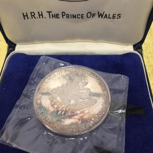 376 - UK , 1969 INVESTITURE OF PRINCE CHARLES , 2 X LARGE SILVER MEDALS , EACH WEIGHS 2.27 OUNCES . EACH I... 