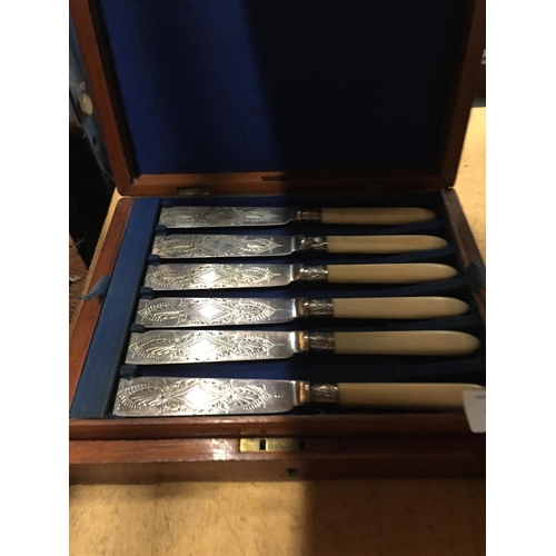 467 - A VINTAGE CASED KNIFE AND FORK SET