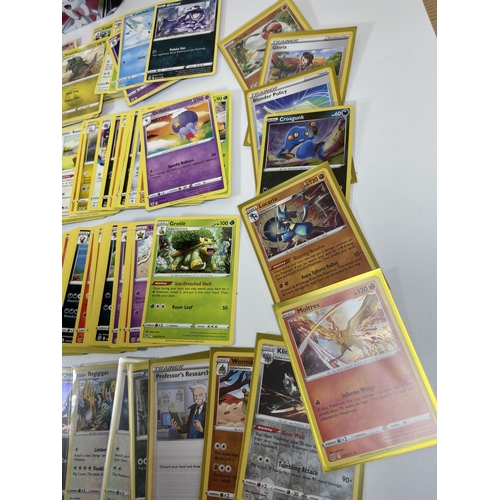 102 - AN UMBREON TIN OF POKEMON TRADING CARDS, HOLOS ETC