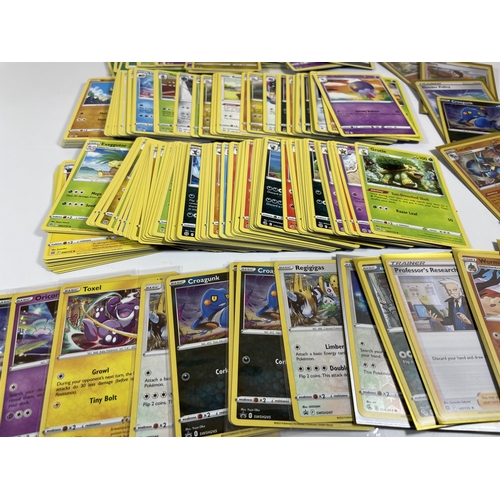 102 - AN UMBREON TIN OF POKEMON TRADING CARDS, HOLOS ETC