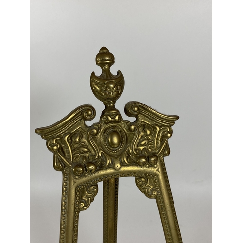 113 - A VINTAGE BRASS ORNATE TABLE TOP EASEL, HEIGHT 31.5CM