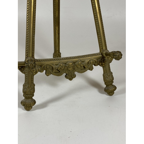 113 - A VINTAGE BRASS ORNATE TABLE TOP EASEL, HEIGHT 31.5CM