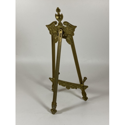 113 - A VINTAGE BRASS ORNATE TABLE TOP EASEL, HEIGHT 31.5CM