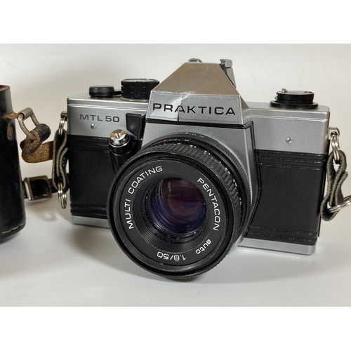 131 - TWO VINTAGE PRAKTICA CAMERAS - CASED PRAKTICA NOVA B FITTED WITH CARL ZEISS JENA TESSAR 50MM LENS AN... 