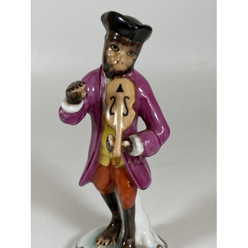 703 - A CONTINENTAL DRESDEN STYLE PORCELAIN MONKEY VIOLIN PLAYER MUSICIAN FIGURE, HEIGHT 15CM