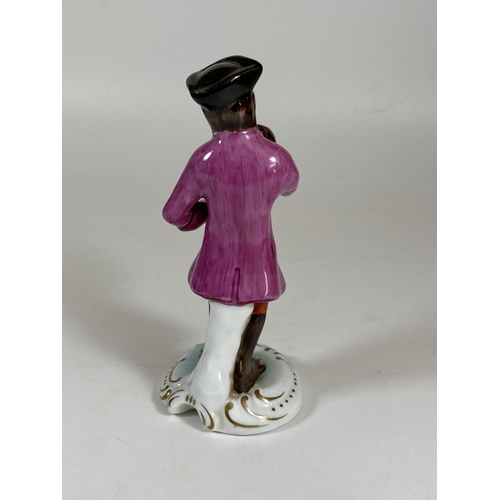 703 - A CONTINENTAL DRESDEN STYLE PORCELAIN MONKEY VIOLIN PLAYER MUSICIAN FIGURE, HEIGHT 15CM