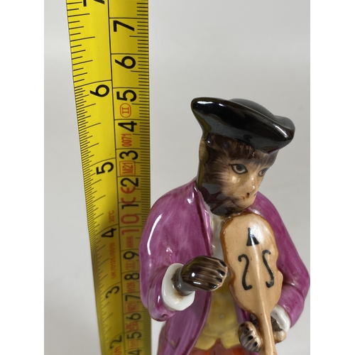 703 - A CONTINENTAL DRESDEN STYLE PORCELAIN MONKEY VIOLIN PLAYER MUSICIAN FIGURE, HEIGHT 15CM