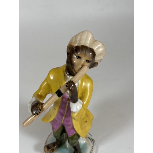 704 - A CONTINENTAL DRESDEN STYLE PORCELAIN MONKEY OBOE / FLUTE PLAYER MUSICIAN FIGURE, HEIGHT 16CM