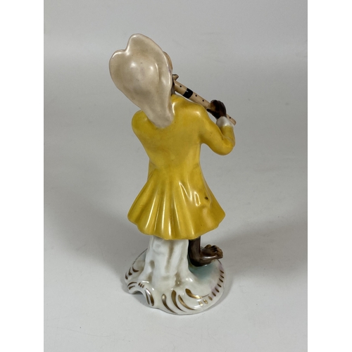 704 - A CONTINENTAL DRESDEN STYLE PORCELAIN MONKEY OBOE / FLUTE PLAYER MUSICIAN FIGURE, HEIGHT 16CM