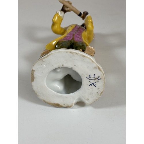 704 - A CONTINENTAL DRESDEN STYLE PORCELAIN MONKEY OBOE / FLUTE PLAYER MUSICIAN FIGURE, HEIGHT 16CM