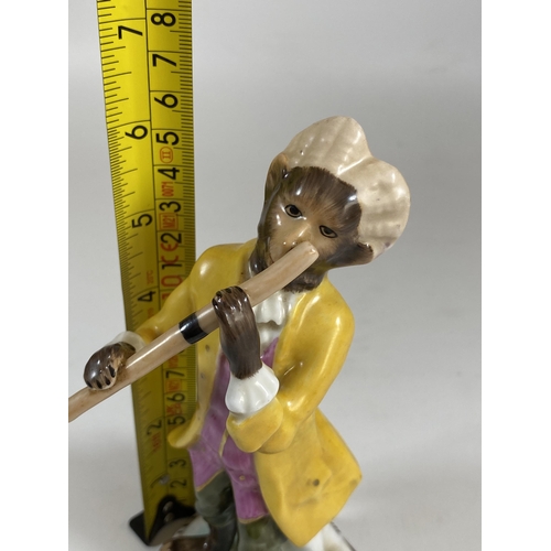 704 - A CONTINENTAL DRESDEN STYLE PORCELAIN MONKEY OBOE / FLUTE PLAYER MUSICIAN FIGURE, HEIGHT 16CM