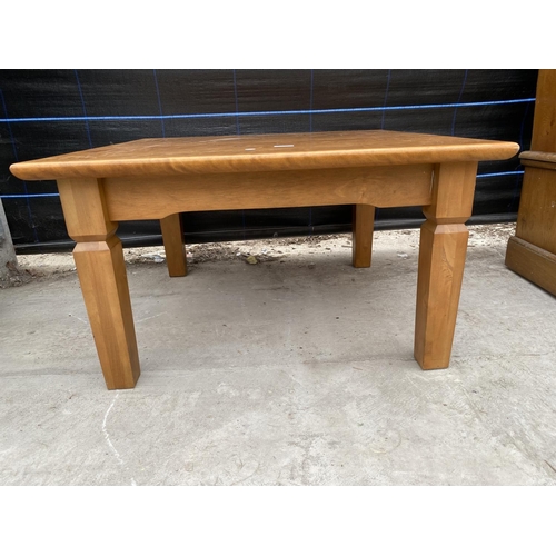 2866 - A MODERN HARDWOOD COFFEE TABLE, 31.5