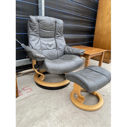 2867 - A MODERN SWIVEL BASE RECLINER CHAIR WITH STOOL