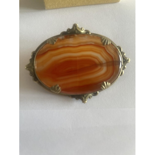 522 - A PINCH BECK BROOCH WITH A LARGE AGATE STONE IN A PRESENTATION BOX