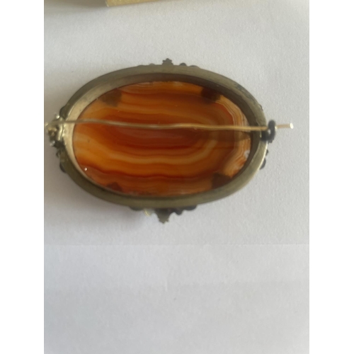 522 - A PINCH BECK BROOCH WITH A LARGE AGATE STONE IN A PRESENTATION BOX