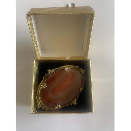 522 - A PINCH BECK BROOCH WITH A LARGE AGATE STONE IN A PRESENTATION BOX