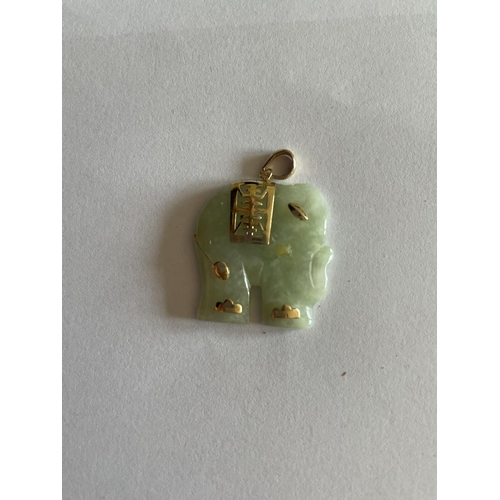 523 - A 14 CARAT GOLD AND JADE PENDANT IN THE FORM OF AN ELEPHANT IN A PRESENTATION BOX